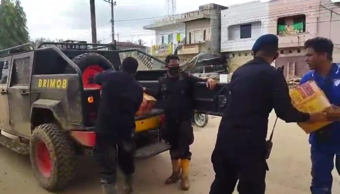 Polisi Bagikan Makanan untuk Korban Banjir, Redam Kepanikan dan Pastikan Distribusi Bantuan Tetap Lancar