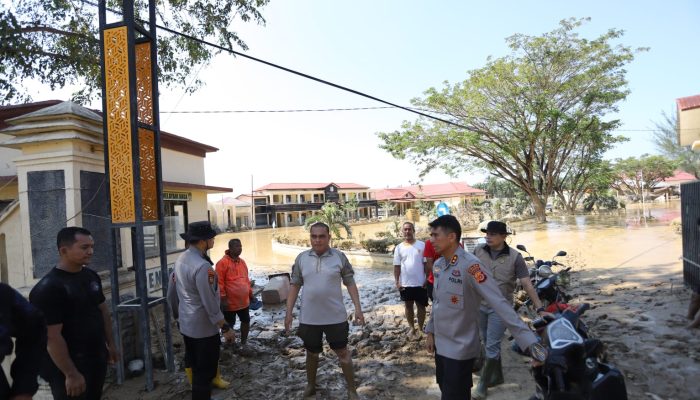 Kapolda Aceh Terobos Jalanan Berlumpur untuk Tiba di Tamiang