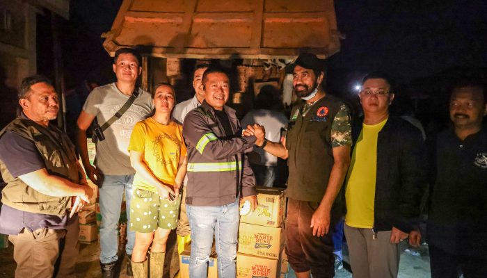 Gubernur Aceh Terobos Aceh Tamiang Tengah Malam, Salurkan 30 Ton Bantuan untuk Korban Banjir
