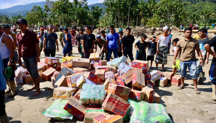 Tembus Lokop via Udara, Kak Na Antar Bantuan ke Warga Terdampak Banjir