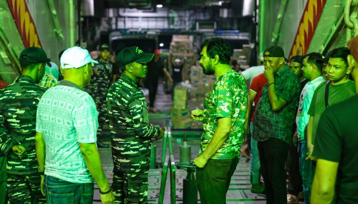 Gubernur Aceh Pantau Bongkar Muat 120 Ton Bantuan dari KRI Teluk Gilimanuk di Krueng Geukueh