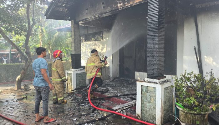 Rumah Kontruksi Permanen Ludes Terbakar, 6 Armada Damkar Dikerahkan