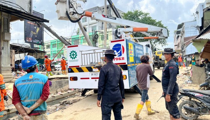 Personel Brimob Kawal Penormalan Listrik di Aceh Tamiang