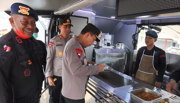 Kapolri Cicipi Makanan di Dapur Umum, Pastikan Makanan untuk Pengungsi Bergizi