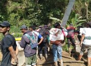 Akses Jalan Bireuen – Takengon Masih Putus, Prajurit TNI Bantu Warga Lewat Jalur Alternatif