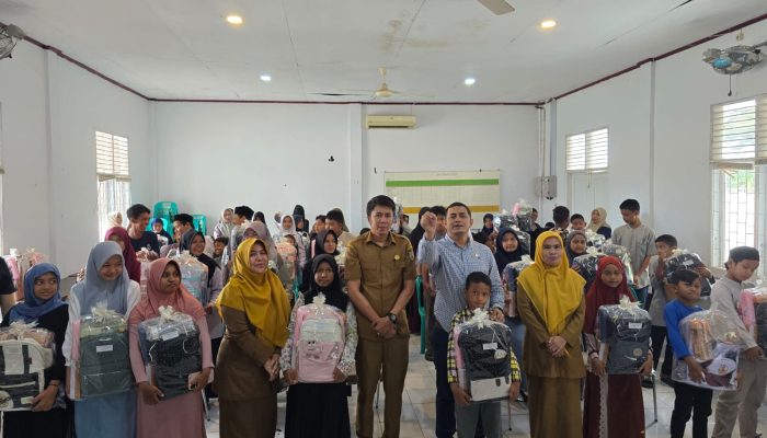 Faisal Ridha Serahkan Peralatan Sekolah untuk Anak Yatim di Jaya Baru