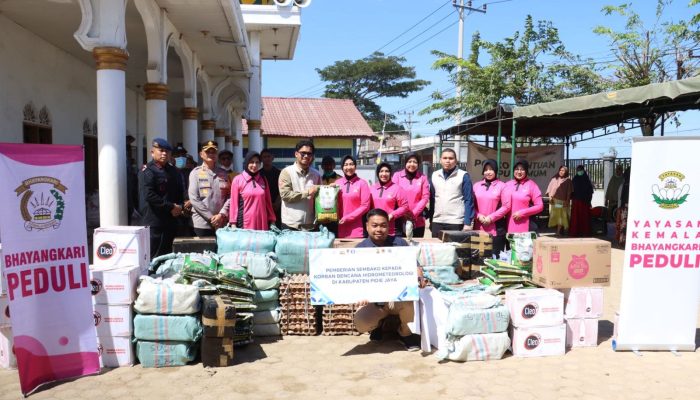 Ketua Bhayangkari Daerah Aceh Salurkan Bantuan untuk Korban Banjir di Pidie Jaya