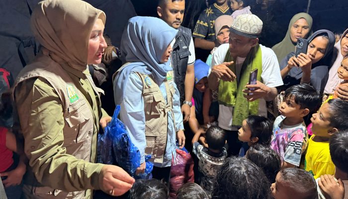 Istri Gubernur Aceh Antar Bantuan ke Lhok Gunci
