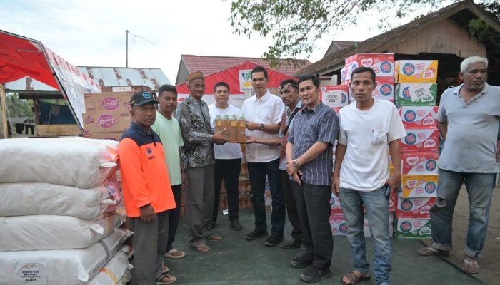Sekda Aceh Tinjau dan Salurkan Bantuan Logistik di Posko Pengungsian di Aceh Utara