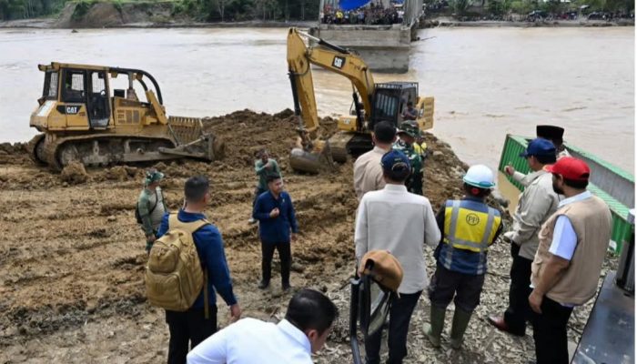 Gubernur Mualem Dampingi Presiden Prabowo Tinjau Jembatan Bailey Teupin Mane dan Pos Pengungsian di Bireuen