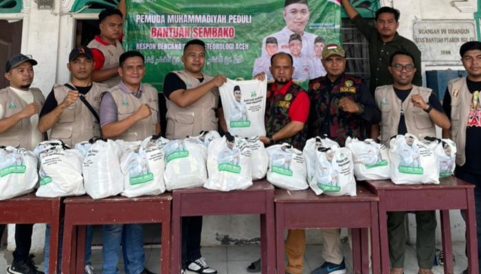 Pemuda Muhammadiyah Serahkan Bantuan untuk Kader Muda Terdampak Bencana se Aceh