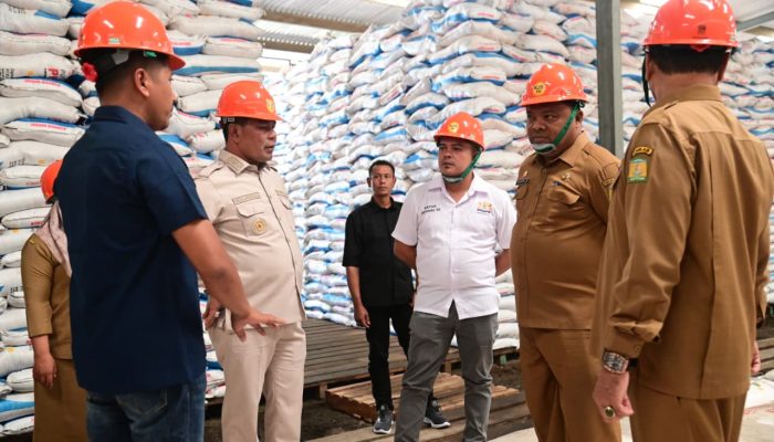 Pastikan Stok Pupuk Pasca Banjir, Bupati Aceh Besar Tinjau Gudang PIM di Blang Bintang