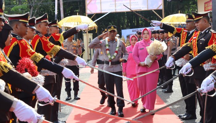 Polres Aceh Besar Gelar Farewell Parade dan Tradisi Pedang Pora