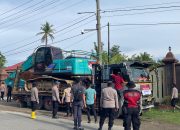 Kapolres Pidie Jaya Kerahkan Satu Unit Ekskavator untuk Percepat Pemulihan Pasca Bencana