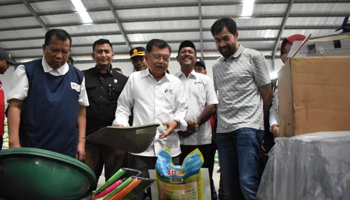 Gubernur Aceh Terima Bantuan Kemanusiaan PMI Nasional yang Diserahkan Langsung oleh Jusuf Kalla Aceh Utara