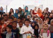 Tinjau Sekolah Darurat, Kak Na Motivasi Siswa Tetap Semangat Belajar