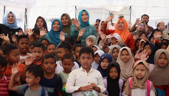 Tinjau Sekolah Darurat, Kak Na Motivasi Siswa Tetap Semangat Belajar