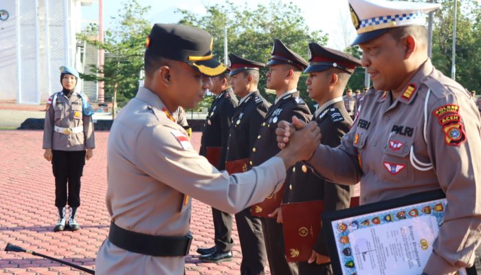 22 Personel Polres Aceh Besar Terima Tanda Kehormatan Satya Lancana Pengabdian 