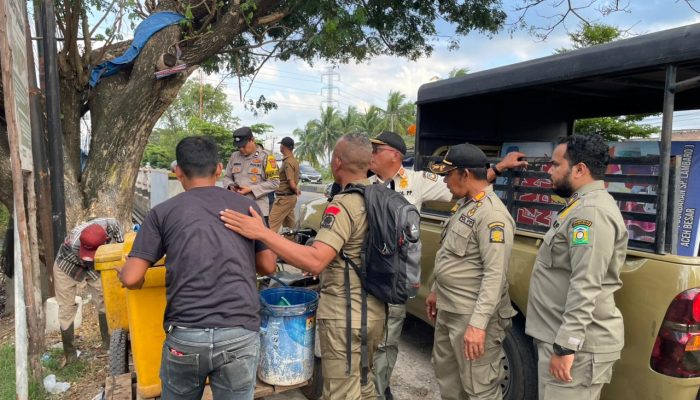 Satpol PP dan WH Aceh Besar Tertibkan PKL di Kawasan Jembatan Lambaro