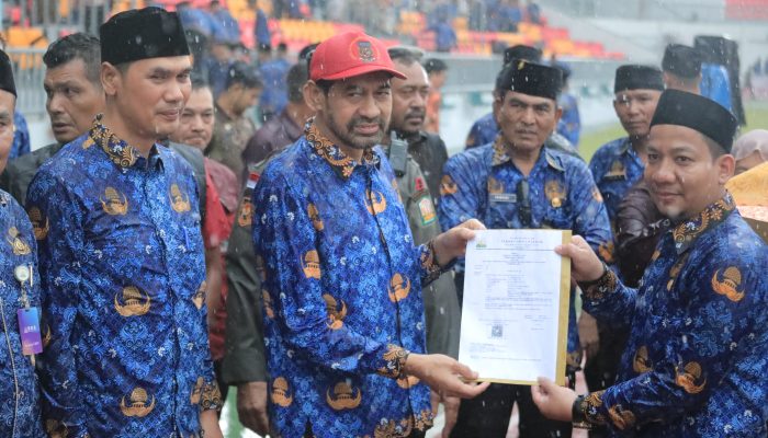 Mualem Serahkan SK PPPK Paruh Waktu untuk Ribuan Honorer