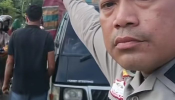 Di Antrean Jembatan Kutablang, Ketegasan Petugas Hadang Kesemrawutan