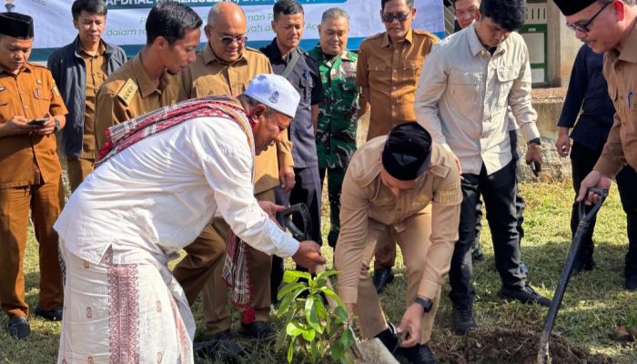 Afdhal Dorong Penghijauan Dayah, Tanamkan Kepedulian Lingkungan kepada Santri