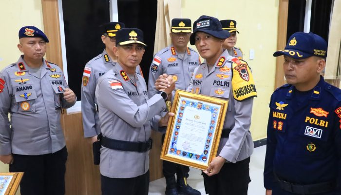 Kapolda Aceh Beri Penghargaan Taruna Akpol dan Personel Polda Aceh atas Aksi Kemanusiaan Pascabencana Aceh Tamiang