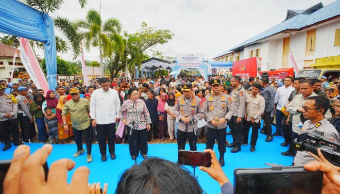 Tinjau Huntara dan Beri Bantuan Buat Korban Bencana di Tapanuli Tengah, Titiek Soeharto Apresiasi Polri