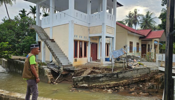 Luapan Krueng Tuan Meurah Gerus Tebing dan Pondasi Gedung Gampong di Kuta Malaka
