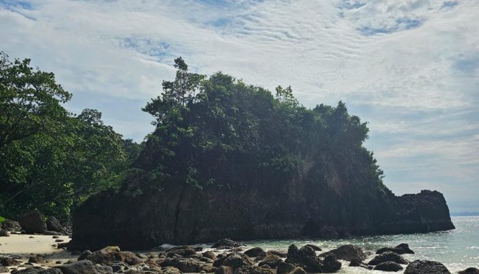 Batu Kapal Iboih, Spot Senja Eksotis di Pesisir Sabang