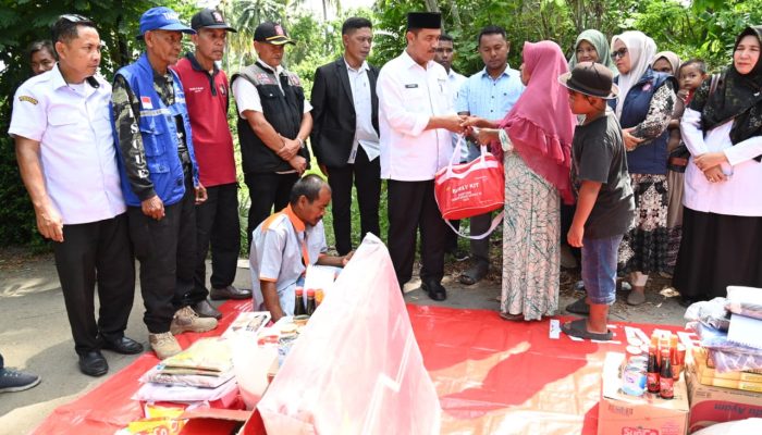 Wabup Aceh Besar Serahkan Bantuan Masa Panik untuk Korban Kebakaran di Lambiheu Siem