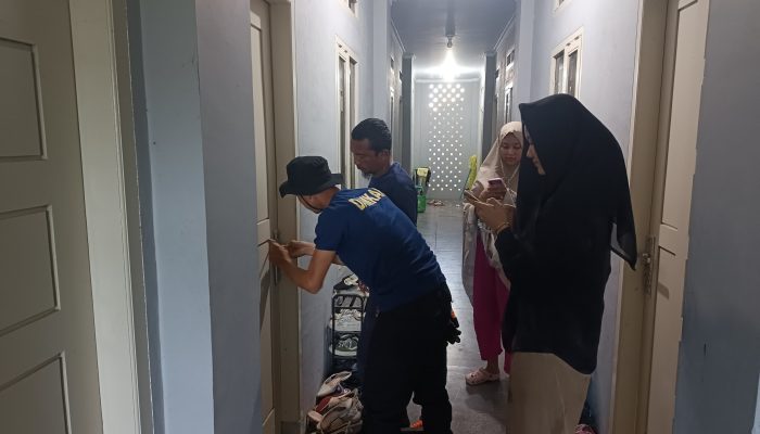 Kunci Pintu Kos Macet, Damkar BPBD Aceh Besar Evakuasi Penghuni Terjebak di Limpok