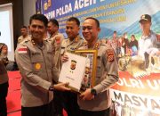 Kapolda Aceh Berikan Penghargaan Peduli Bencana pada Rapim Polda Aceh 2026