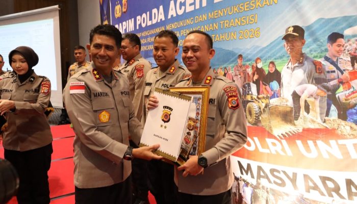 Kapolda Aceh Berikan Penghargaan Peduli Bencana pada Rapim Polda Aceh 2026