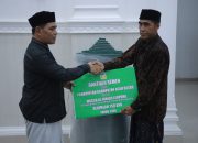 Bupati Muharram Idris Serahkan 150 Sak Semen Saat Safari Ramadhan di Leupung