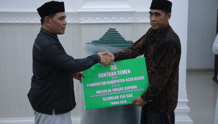 Bupati Muharram Idris Serahkan 150 Sak Semen Saat Safari Ramadhan di Leupung