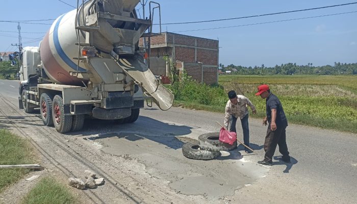 Respon Keluhan Warga, Camat Kuta Baro Tambal Jalan Berlubang