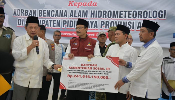 Wagub Aceh Dampingi Mendagri dan Mensos Tinjau Huntara serta Serahkan Bantuan Korban Bencana di Pidie Jaya