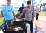 Kapolda Aceh Berbaur dengan Warga Masak Kuah Beulangong Jelang Khanduri Ramadhan di Masjid Raya Baiturrahman