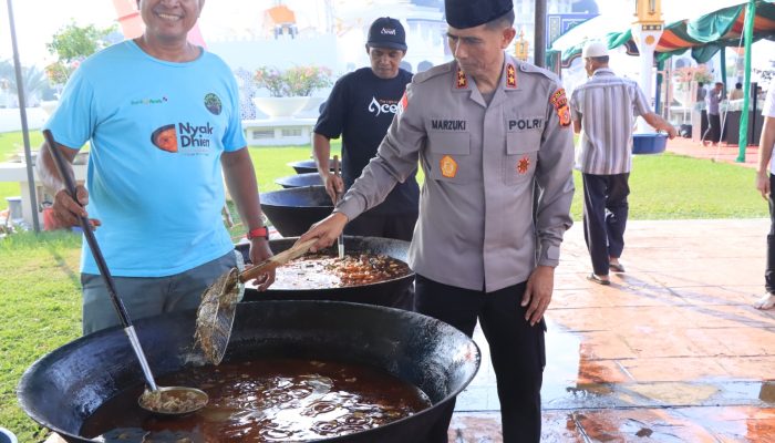 Kapolda Aceh Berbaur dengan Warga Masak Kuah Beulangong Jelang Khanduri Ramadhan di Masjid Raya Baiturrahman