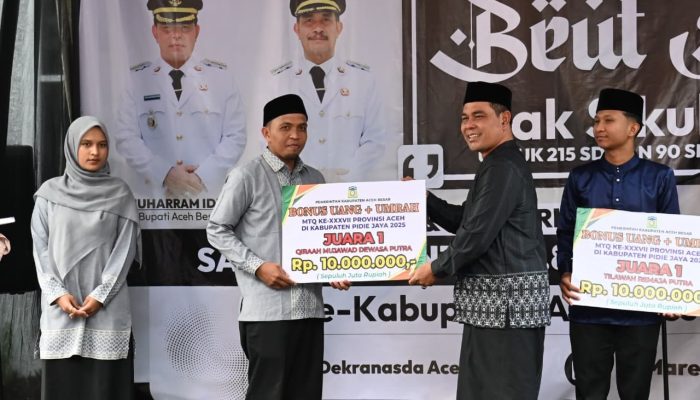 Syech Muharram Serahkan Bonus dan Hadiah Umrah bagi Juara MTQ Aceh 2025