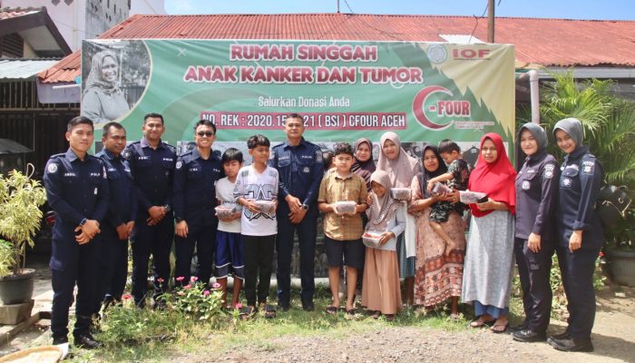 Bidhumas Polda Aceh Bagikan Ratusan Kilogram Kurma Bantuan Kapolda kepada Masyarakat