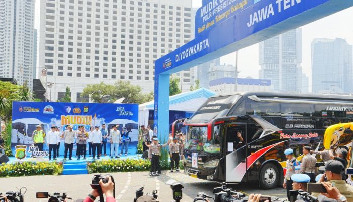 Kapolri Lepas 80 Bus Mudik Gratis, Pastikan Kesiapan Sopir Antar Masyarakat ke Tujuan