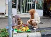 Kak Na Keliling Kota, Berbagi Daging Meugang untuk Warga Kurang Mampu