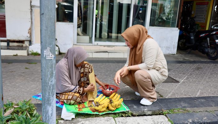 Kak Na Keliling Kota, Berbagi Daging Meugang untuk Warga Kurang Mampu