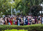 Seribuan Warga Padati Meuligoe Gubernur Aceh, Terima THR dari Mualem