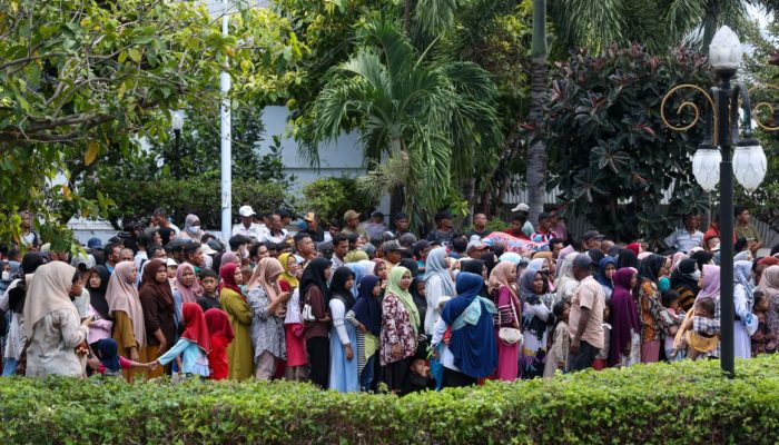 Seribuan Warga Padati Meuligoe Gubernur Aceh, Terima THR dari Mualem