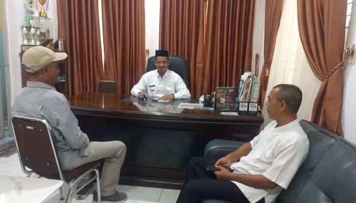 Hari Pertama Kerja Pasca Lebaran, Camat Kuta Baro Langsung Layani Warga