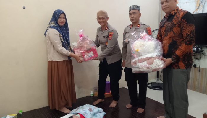 Bayi Ditemukan di Masjid Lamno, Kapolda Aceh Salurkan Bantuan Kemanusiaan
