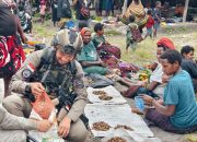 Humanis di Pasar Sinak, Personel Ops Damai Cartenz Berbaur dan Bangun Kepercayaan Warga